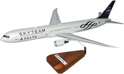 Delta Airlines Boeing 767-400 Skyteam Desk Top Display 1/100 Model SC Airplane