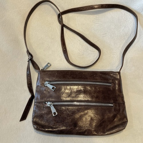 HOBO International Umhängetasche braun glasiertes Leder dreifach 3 Reißverschlüsse ID EUC