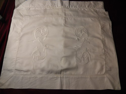 FRETTE PAIR OF SMALL WHITE PILLOW SHAMS W/EMBROIDERED SCROLLS & SURROUND UNUSED