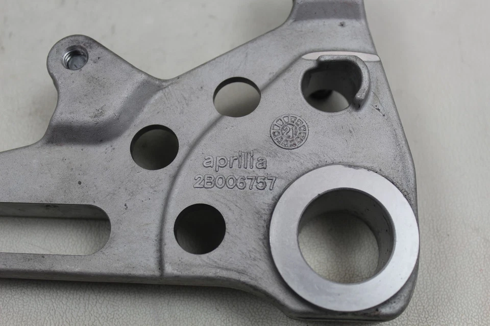 Brazo basculante trasero Aprilia RSV4 1100 Factory 23 Tuono portador de pinza de acoplamiento de amortiguador Foto 3 de 4