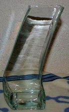 Glasvase geschwungen 25 cm h  8 x 8 cm Öffnung Gesamtbreite 13 cm Dekoration