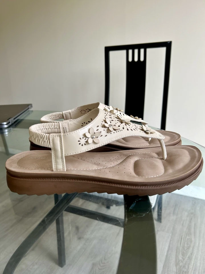 Sandalias para mujer Andiamo, talla 10W, planas plateadas brillantes, verano 10 anchas Foto 2 de 2