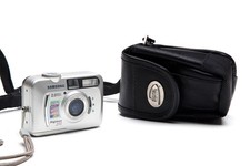 Samsung Digimax 201 2.0 Mega Pixels Digital Camera with Card  Case