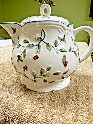 pfaltzgraff teapot Winterberry 6.5''T X 7.5''W, LId & stainless tea strainer