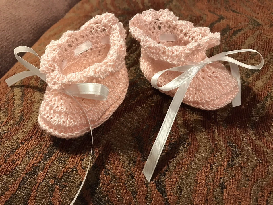 Zapatos de bebé de ganchillo botines de bebé zapatos de muñeca rosa claro concha con cinta blanca Foto 4 de 4