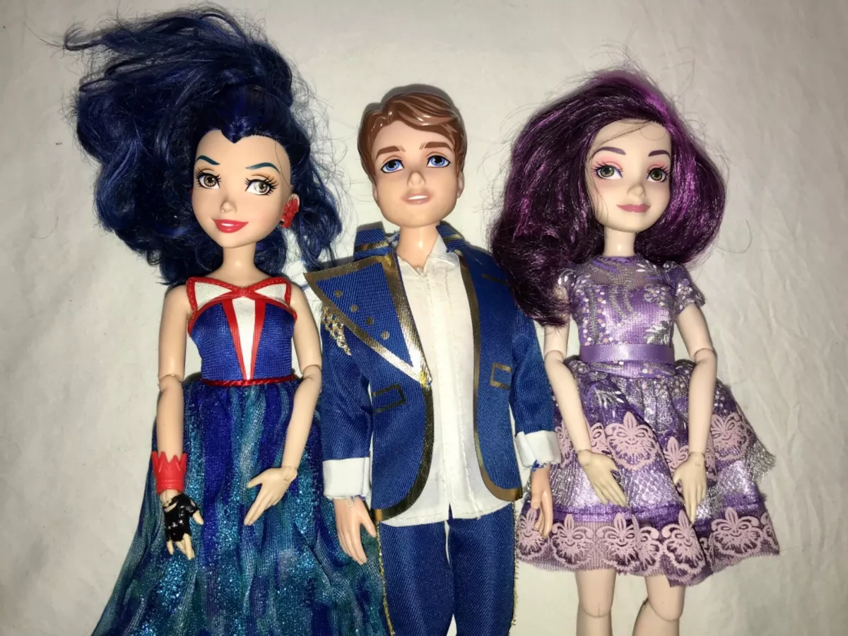 LOT OF 6 DISNEY 11.5 DESCENDANTS DOLLS 3 MAL AND 3 EVIE WITH CLOTHES