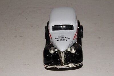 39Chevy Sedan Delivery&Maie Figure Amazon.com: New Ray 1939