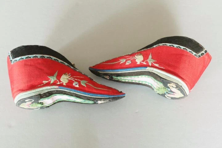 ANTIQUE 19TH CENTURY CHINESE QING DYNASTY BOUND FEET LOTUS SHOES