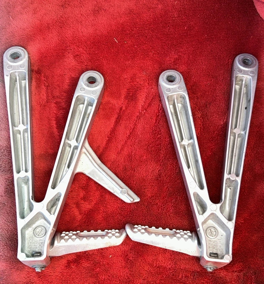 Soporte de estriberas traseras para pasajero Suzuki GSXR 600 2006 079 080 ADC6 bonito MEL-L/R Foto 4 de 4