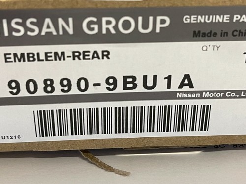 NUEVO FABRICANTE DE EQUIPOS ORIGINALES 2022-2024 EMBLEMA DE PUERTA TRASERA NISSAN FRONTIER - ACENTO BLANCO - Imagen 3 de 4