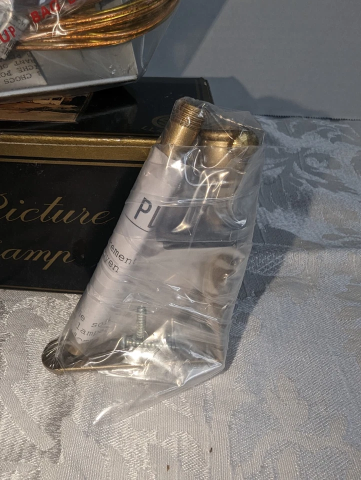 Lámpara antigua de latón vintage Lite Source Gen-Lite de 5" con soporte de pared Foto 3 de 4