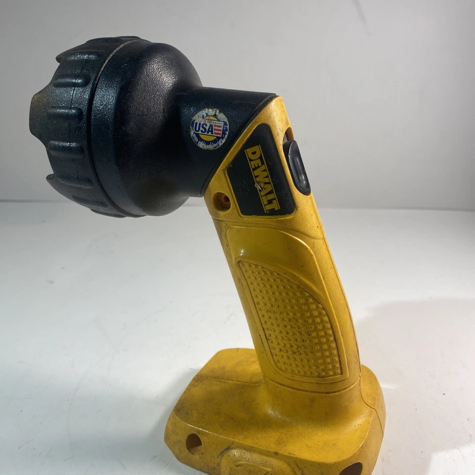 DEWALT DW908 18-Volt NiCd Pivoting Head Cordless Flashlight - Yellow - Image 3 of 4