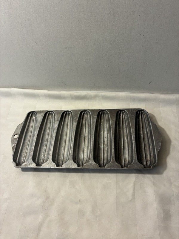 VTG Wearever Cast Aluminum 7 Slot Cornbread Pan #2797 USA
