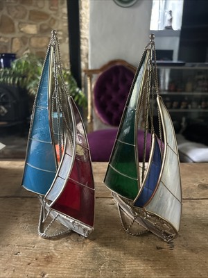 Ein Paar Vintage 3 Segel 3D Buntglas und Metall Segelboote