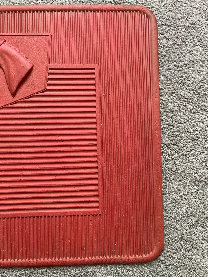 Alfombrillas traseras Ford Mustang 1965-1966 goma roja par original logotipo de pony Foto 4 de 4
