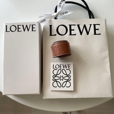 LOEWE Anagramm geprägt klassisches Kalbsleder Druckknopf Armband braun gebrau...