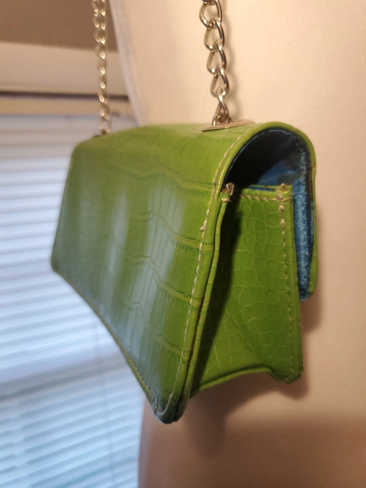 Bolso de Hombro Baguette Vintage Verde Patente Repujado Cocodrilo Azul Forro Satinado LINDO Foto 4 de 4