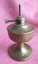 JOLIE PETITE LAMPE A PETROLE EN CUIVRE OU LAITON MARTELE SANS SON VERRE