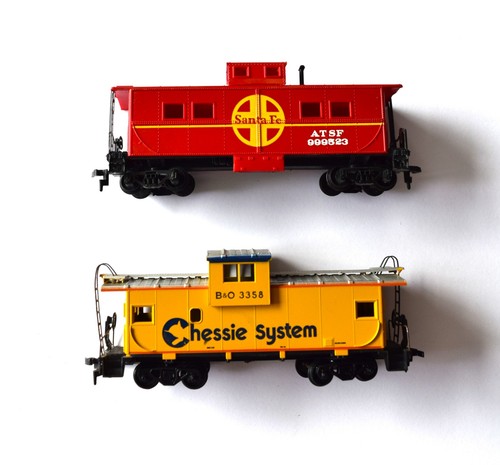 Lote de 2 Coches Caboose Escala HO Santa Fe ATSF 999523 Chessie B&O 3358 De Colección | Condition: Used