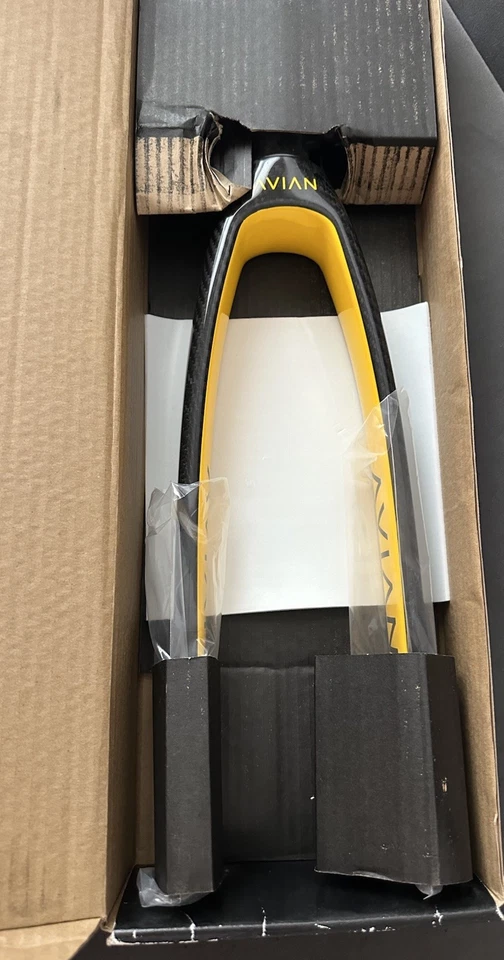 Avian Versus Cruiser 24” Carbon Fork Yellow Tapered 3/8” Dropout - Image 2 of 4