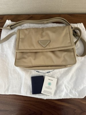 PRADA ナイロン ショルダーバッグ ベージュ Auth. Prada Traveller small padded Re-Nylon shoulder bag - Camel