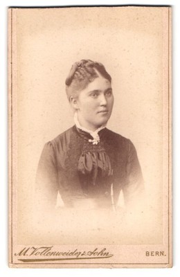 Fotografie M. Vollenweider & Sohn, Bern, junges Fräulein in schwarzem Kleid 