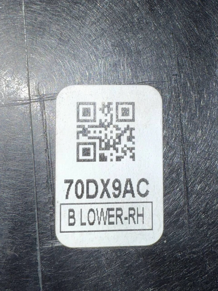 Panel de ajuste inferior del pilar B del pasajero derecho Mopar 70DX9AC 2015 usado OEM Chrysler 2 Foto 3 de 3