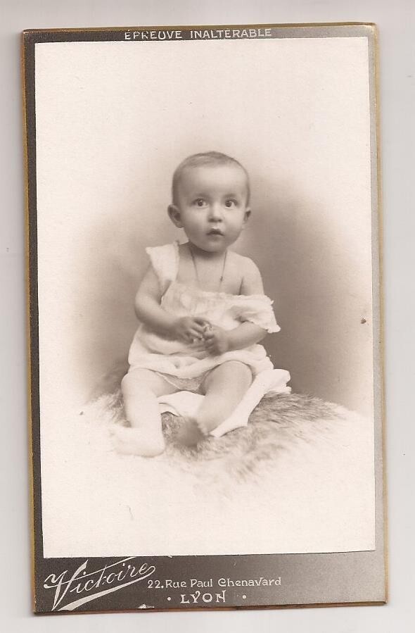 CDV Victoire à Lyon - Portrait De Fillette Avec Ballon - Photo Ancienne Réf D 8