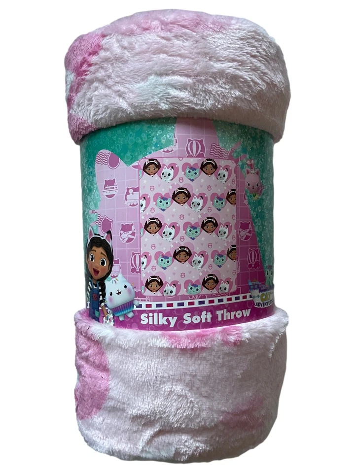 Шелковистое мягкое плюшевое одеяло для кукольного домика Gabby's, 46 X 60 дюймов с розовыми сердечками - Изображение 3 из 3