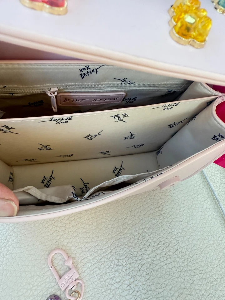 НОВЫЙ С ЯРЛЫКАМИ В КОРОБКЕ BETSEY JOHNSON XOMYLO СУМКА ЧЕРЕЗ ПЛЕЧО СУМКА W ЖЕВАТЕЛЬНЫЙ МЕДВЕДЬ ПОДВЕСКА РУМЯНА - Изображение 4 из 4