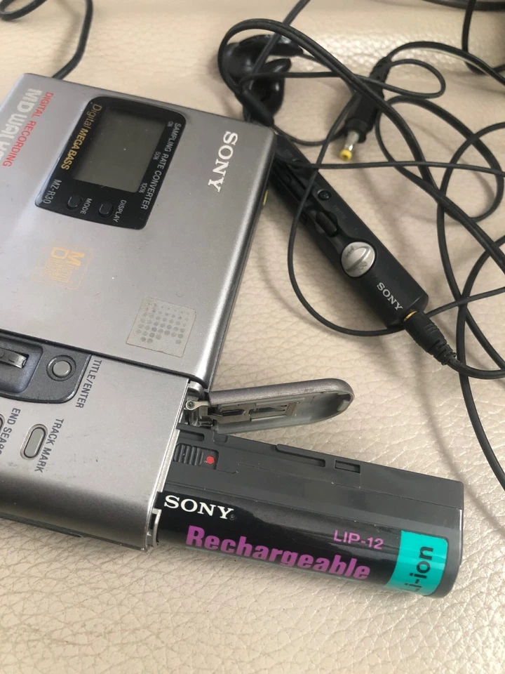 RARE Sony MZ-R30 MD Player Recorder Mini disc disk Disks Remote Battery Case - Image 3 of 4
