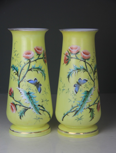 Paar antike gelbe Bristol Glas Vase handbemalt mit Schmetterling & Blumen