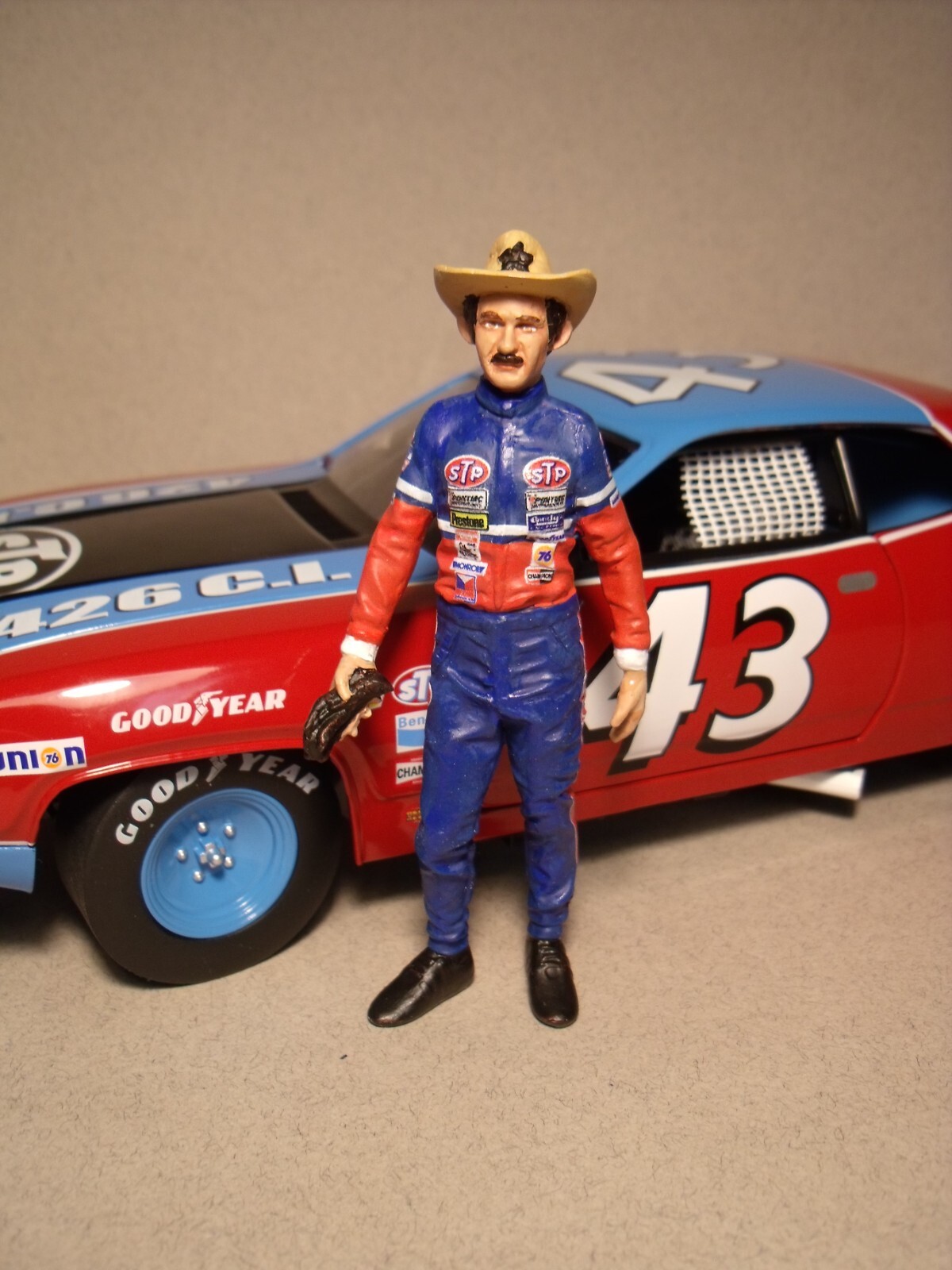 Figurine 1/18 Richard Petty Vroom en résine haute fidélité pour vitrine Exoto