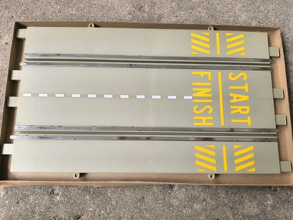 1:32 MONOGRAMA RANURA RECTA ARRANQUE ACABADO PISTA RS3027 RARO NOS GRIS NUEVO EN CAJA #4 Foto 2 de 3