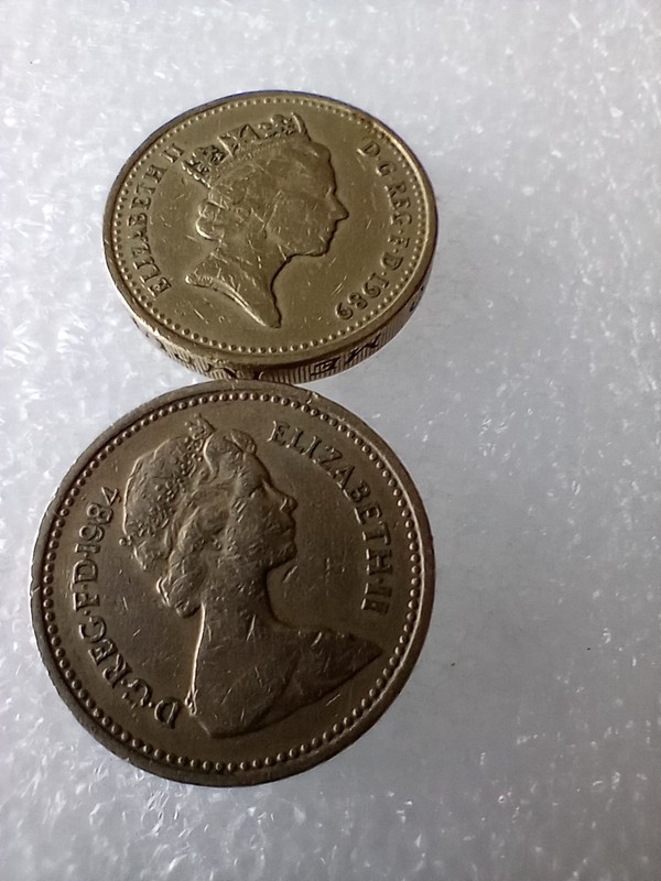 England 1984, 1989 One Pound Upside Down Side Lettering Set of two coins