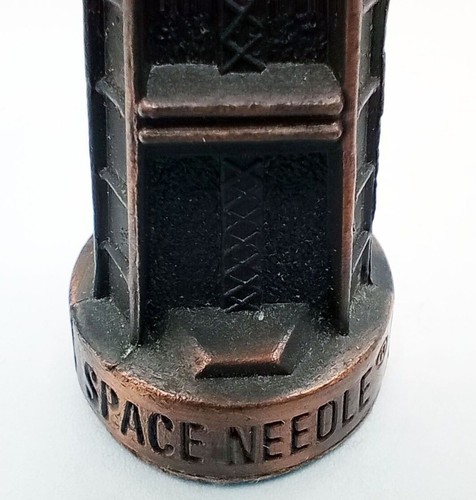 Seattle Space Needle metallo vintage souvenir da viaggio 5 pollici fondo feltro verde - Foto 3 di 14