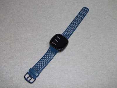 Fitbit Versa 4 Aktivitätstracker - FB523 (ohne Ladegerät)