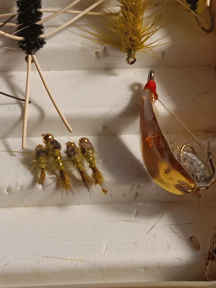 Caja de pesca con mosca cargada con 35 señuelos de pesca con caña de mosca Foto 2 de 4