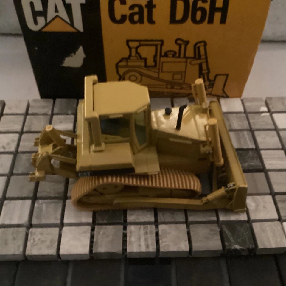 CONRAD ref 2861 CATERPILLAR  D6H TRACK TYPE TRACTOR (DOZER) CAT  1-50 Scale - Image 4 of 4