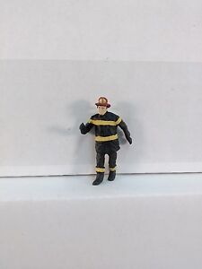 Arttista Fireman to Carry Woman #1318 - O Scale On30 On3 Figures People - New | eBay