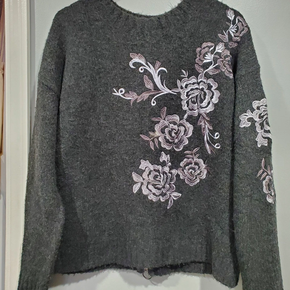 Suéter en Blanco NYC Para Mujer Floral Bordado Gris Carbón Cremallera Trasera Lana Talla M Foto 3 de 4