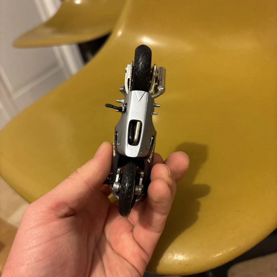 Hot Wheels SUZUKI GSXR 750 1:18 Moto 47118 Motorcycle  GSR-750 - Gray  - Image 4 of 4