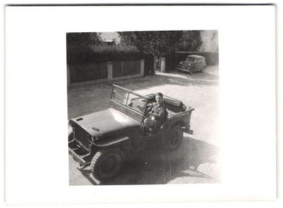Fotografie amerikanischer Besatzungssoldat in seinem Willys Jeep 