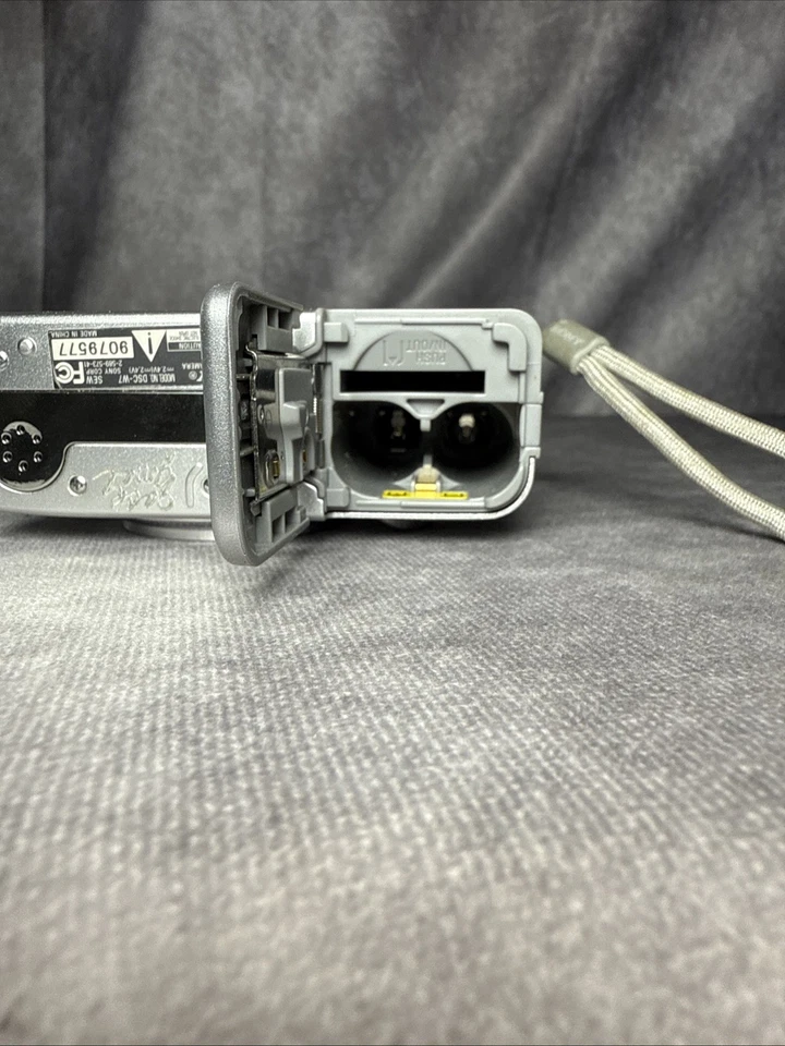 Sony Cyber-shot DSC-W7 Digital Camera 7.2 MP w Cords & 3 Memory Sticks w Case - Image 4 of 4