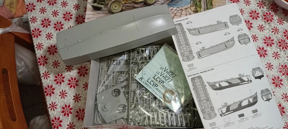 LCVP with 1/4 ton. Utility Truck in scala 1/35 ITALERI - Immagine 2 di 4