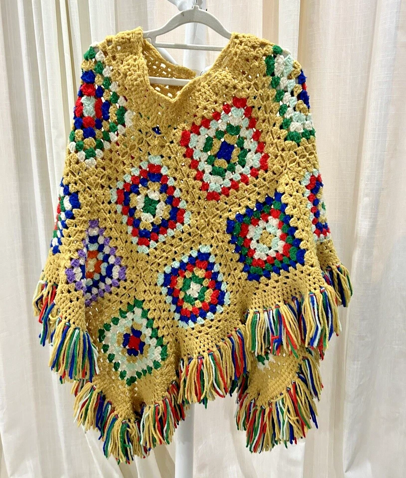 Poncho de ganchillo hecho a mano hippie cabaña cuadrado retazos flecos festival años 70 Foto 3 de 4