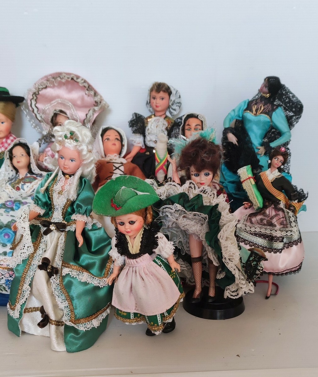 Lot De 30 Poupées Régionales De Collection - Tenues Et Coiffes D'origine