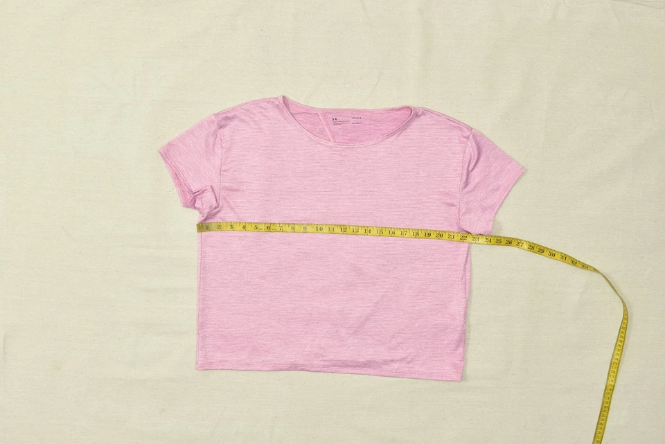 Camiseta feminina Under Armour tamanho normal L listrada rosa atlética cropped solta - Imagem 4 de 4