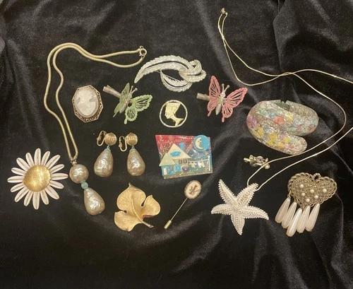 Vintage Estate Costume Jewelry Lot 15 Signed unsigned Brooches Earring Bracelet