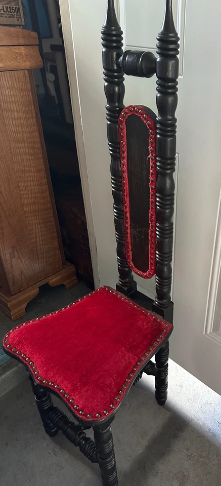 Silla pequeña vintage de terciopelo rojo con respaldo estrecho renacimiento colonial español en Foto 2 de 4